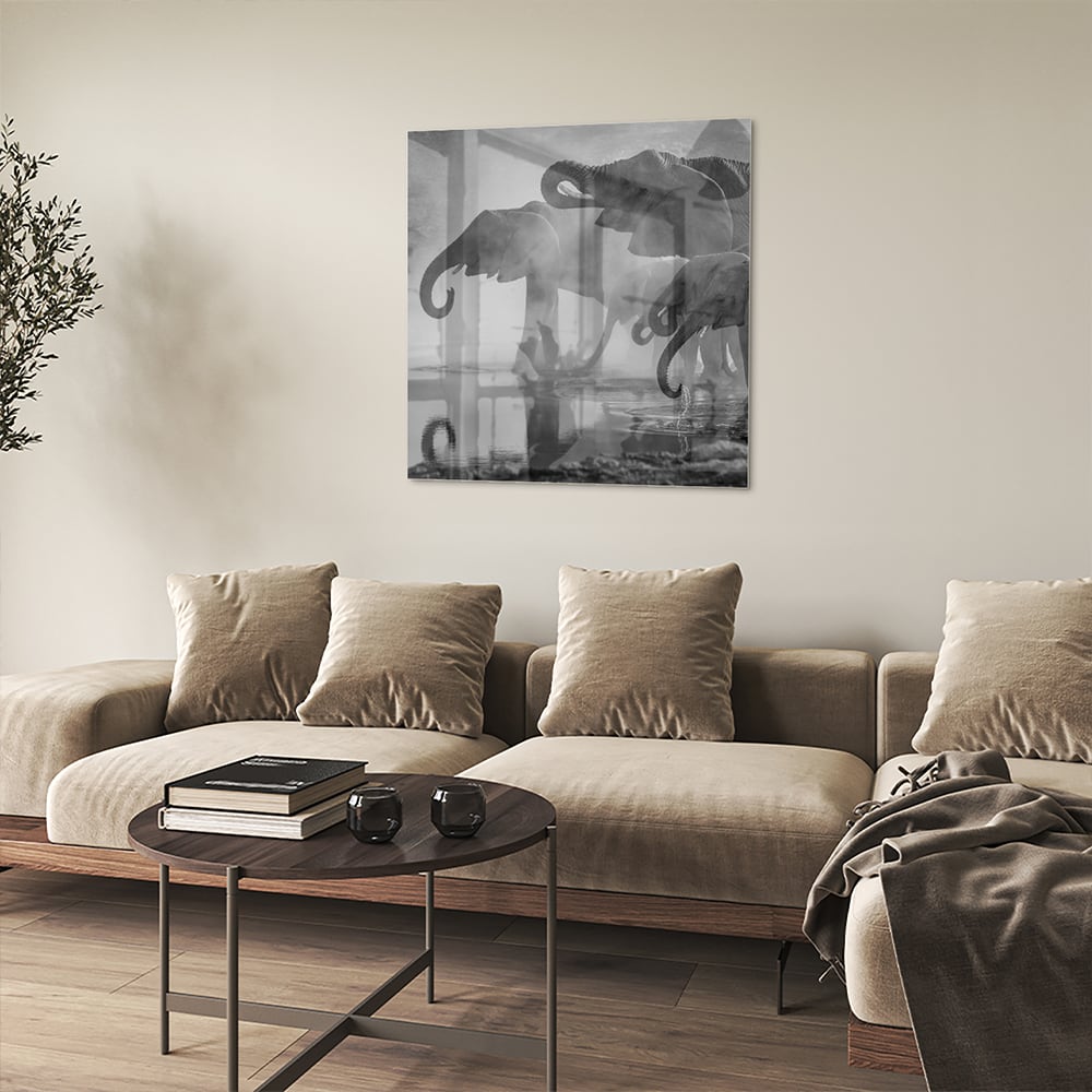 Glazen schilderij van olifanten in een moderne woonkamer