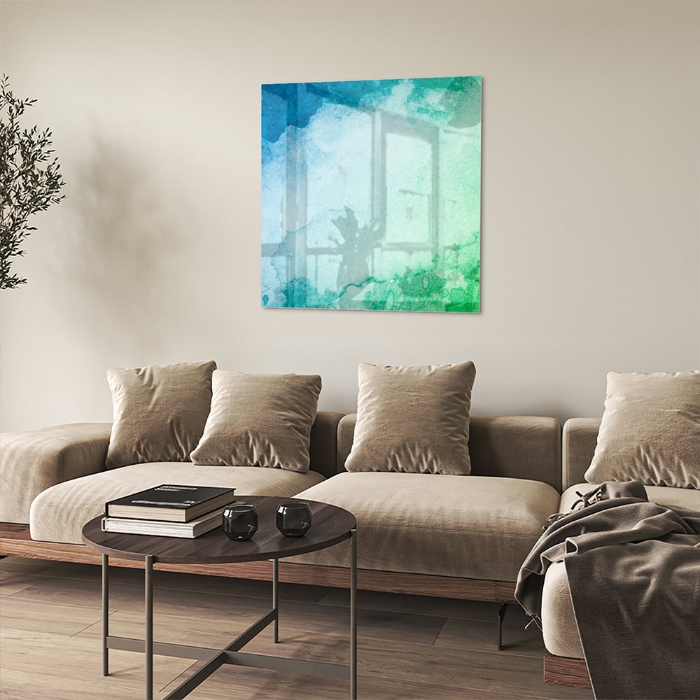 Abstract glazen schilderij in diverse tinten blauw en groen aan de muur.