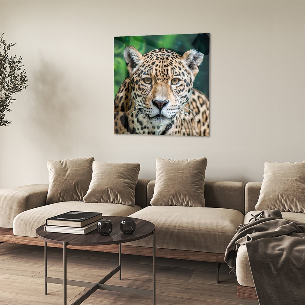 Glazen schilderij van een jaguar dat aan de muur hangt in een moderne woonkamer.