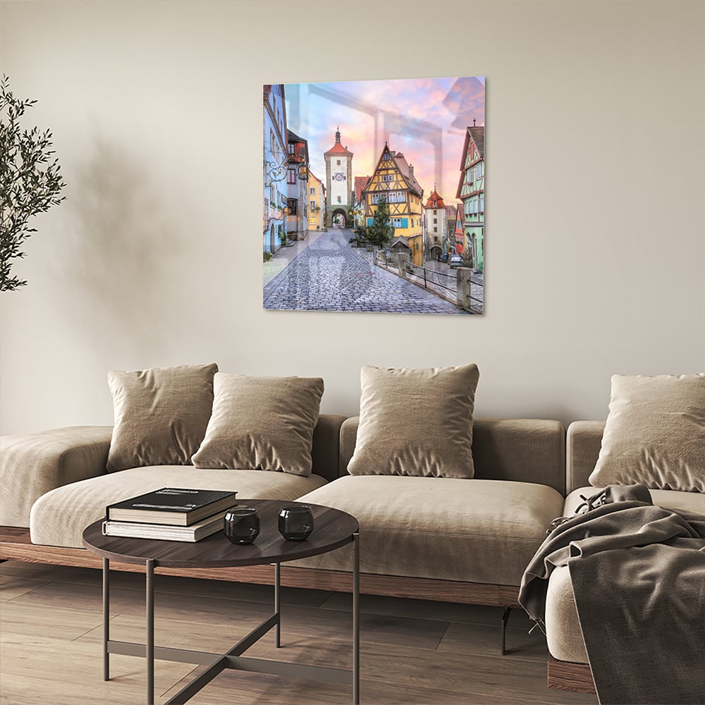 Glazen schilderij van een pittoreske straat met historische gebouwen en pastelkleuren