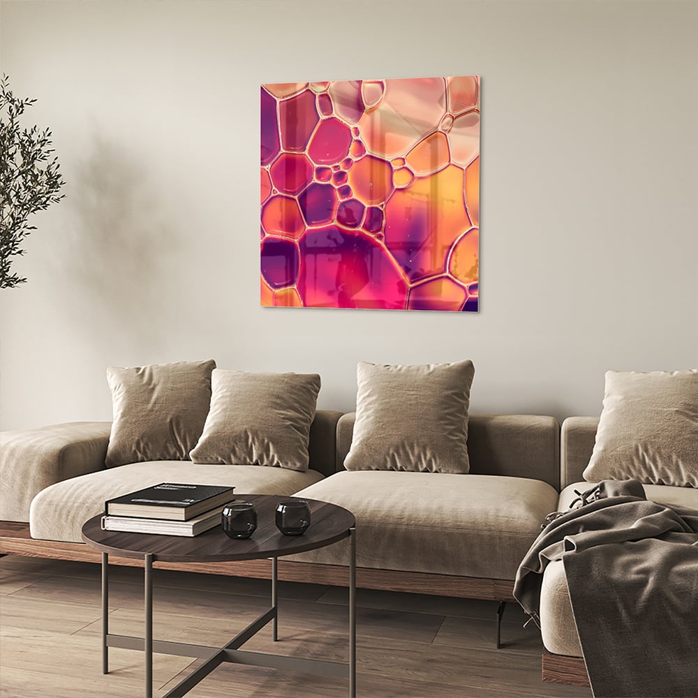 Abstract glazen schilderij met warme tinten in een interieur.