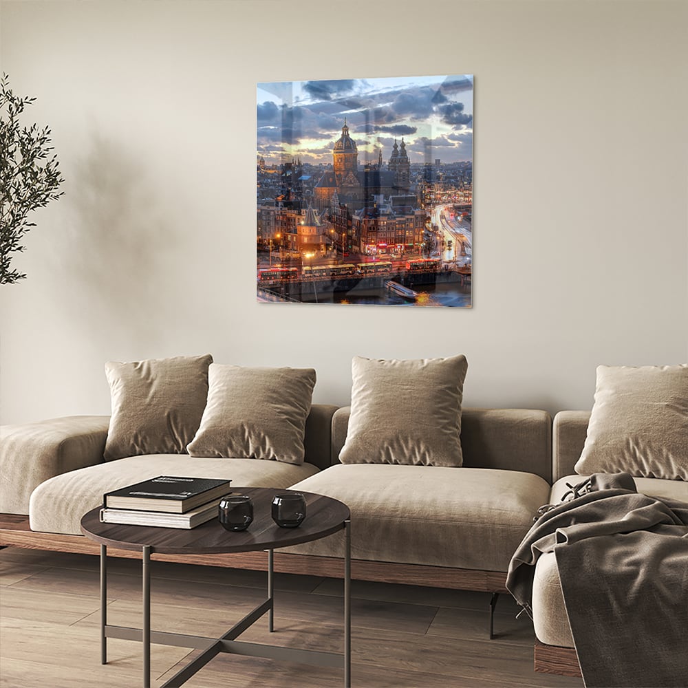 Glazen schilderij van een stedelijk landschap met stadslichten.