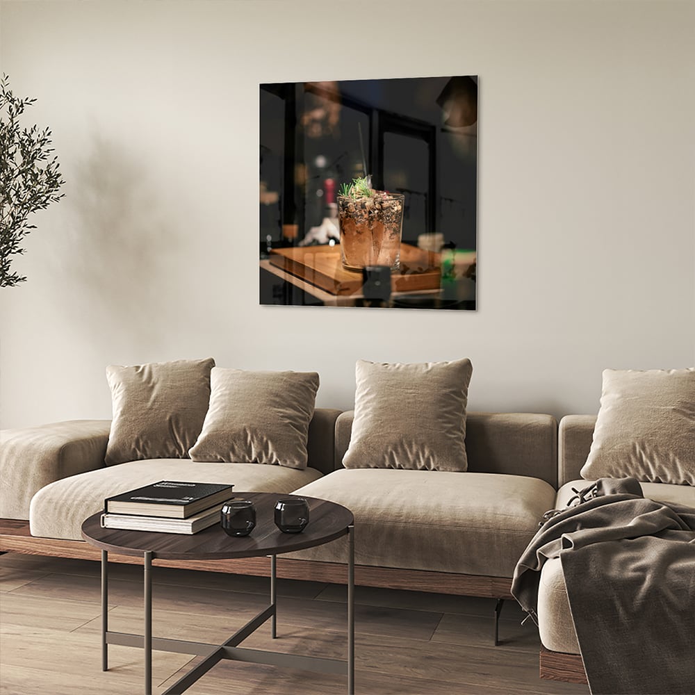 Glazen schilderij van een cocktail die sfeer en luxe uitstraalt.