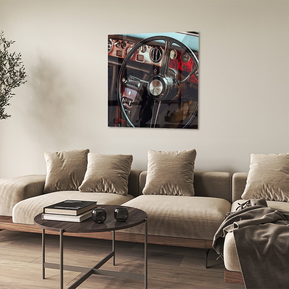 Glazen schilderij van een retro autostuur met dashboard details.