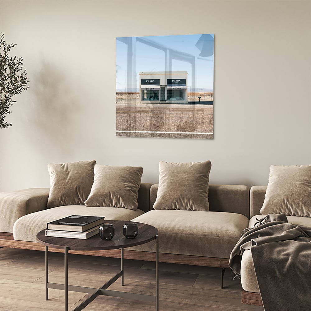 Glazen schilderij van een woestijnlandschap met moderne architectuur