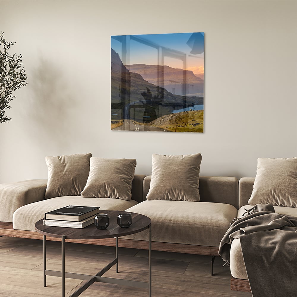 Glazen schilderij met uitzicht op bergen en een rivier in een modern interieur.