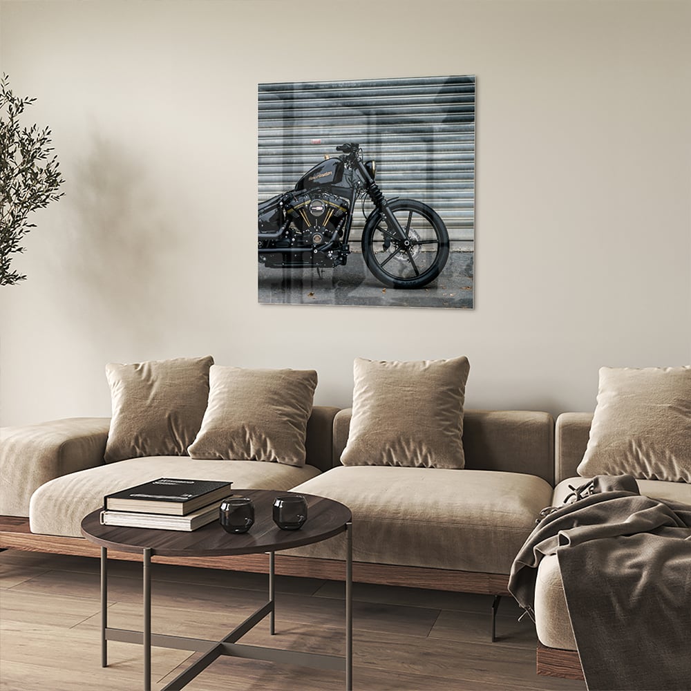 Glazen schilderij van een motor, perfect voor wanddecoratie in een modern interieur.