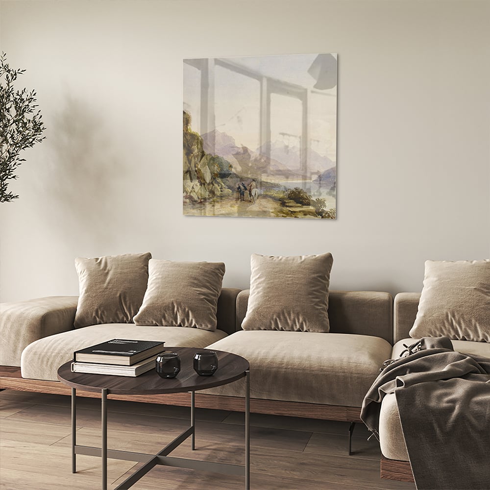 Glazen schilderij van een serene natuurlijke landschaapscne met bergen en water.
