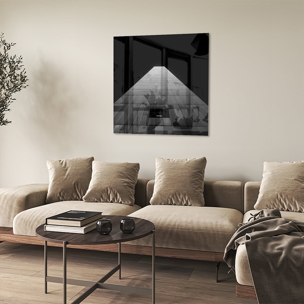 Minimalistisch glazen schilderij met lichtinval op houten vloer