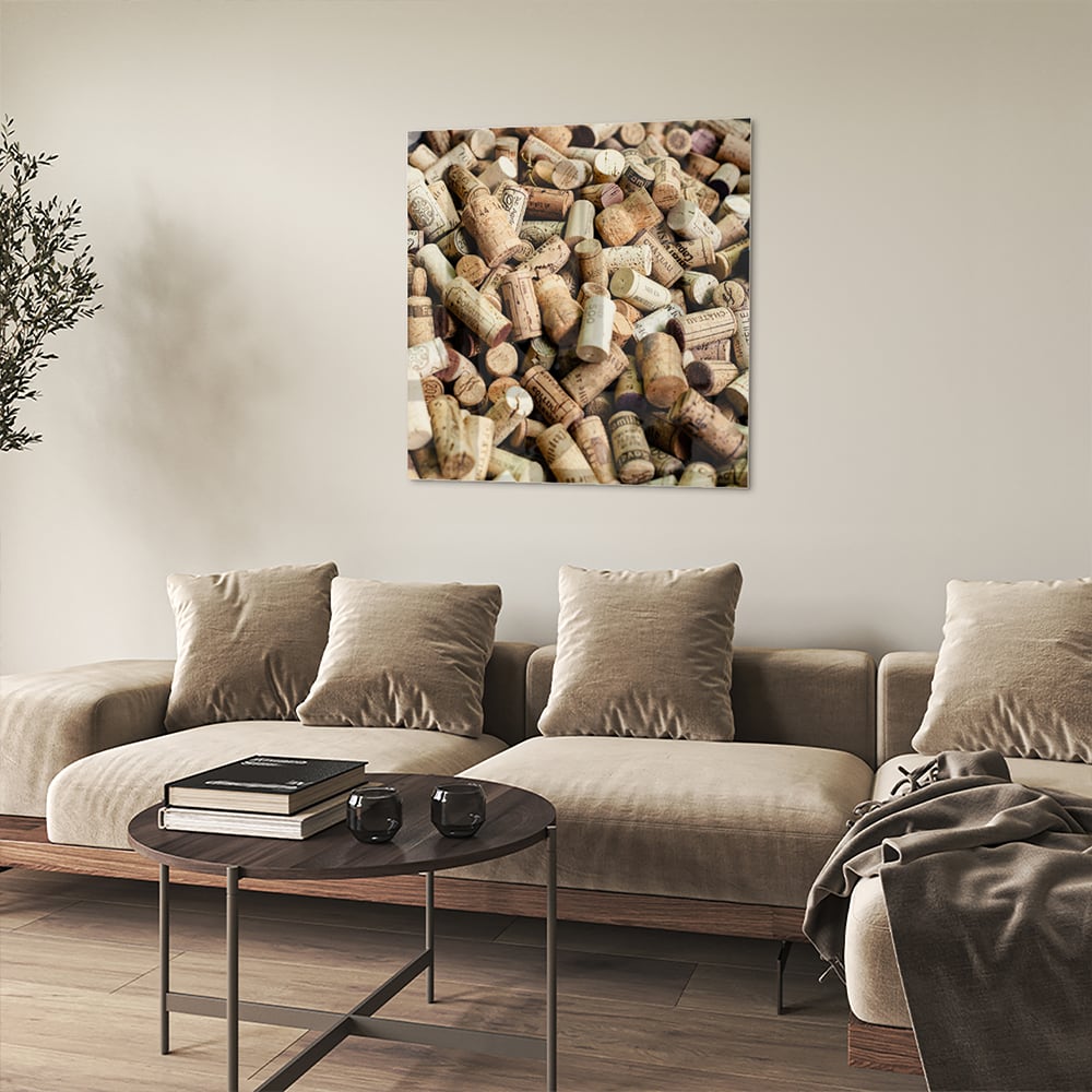 Glazen schilderij met een stapel wijnkurken op een muur.