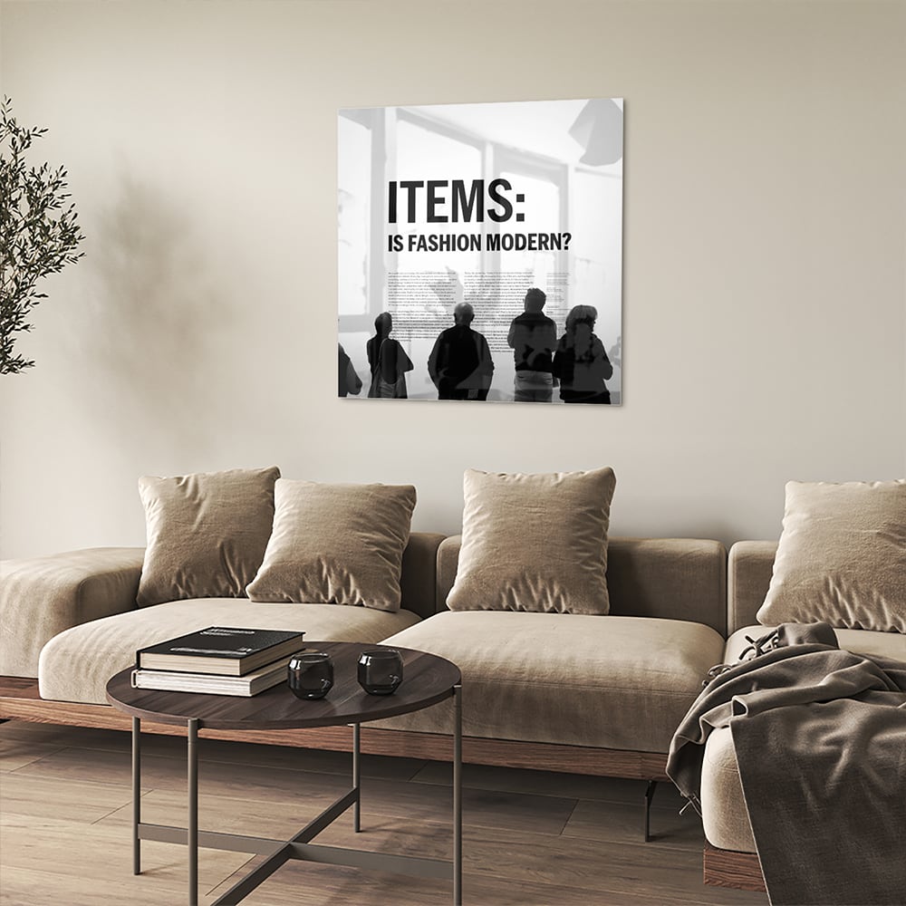 Glazen schilderij met de tekst 'ITEMS: IS FASHION MODERN?', stijlvol gepresenteerd boven een houten meubel.