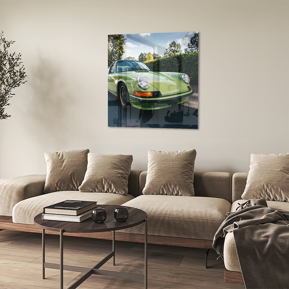 Glas schilderij van een groene Porsche aan de muur in een stijlvol interieur