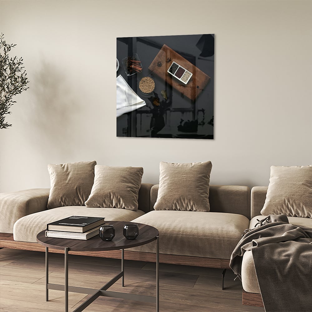 Glazen schilderij met een houten plank, koffie en notities op een tafel
