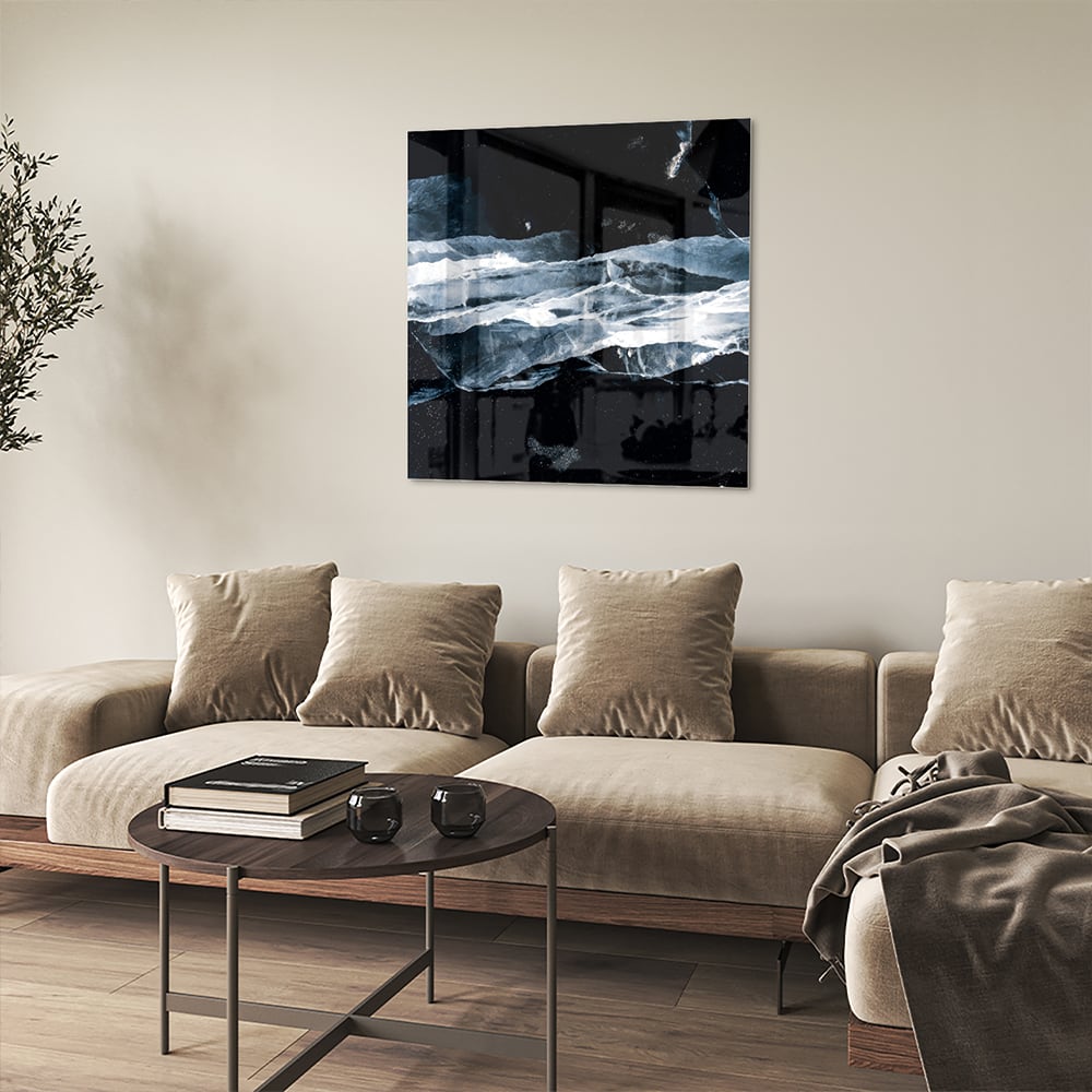Abstract glazen schilderij in donkere kleuren met blauwe accenten, hangt aan de muur.
