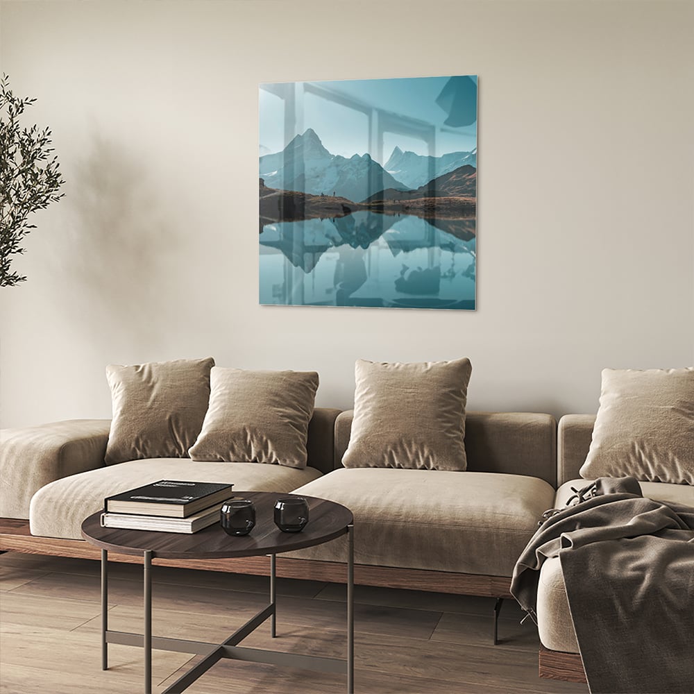 Glazen schilderij met bergen en reflecties in water.