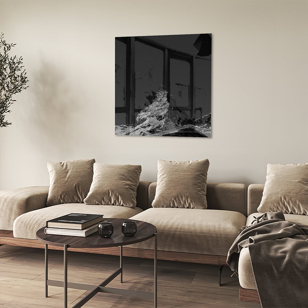 Zwart-wit glazen schilderij met een berglandschap boven een moderne kast