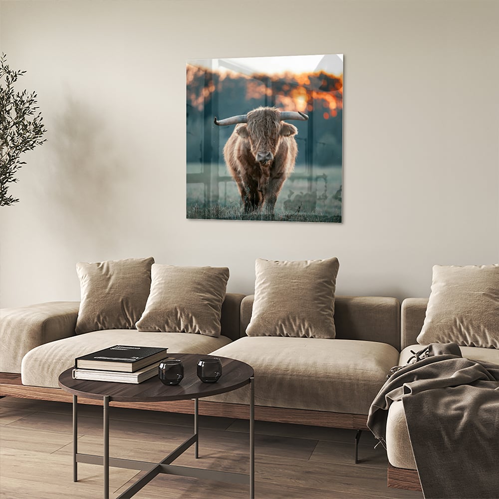 Glazen schilderij van een Schotse Hooglander in een natuurlijke setting.