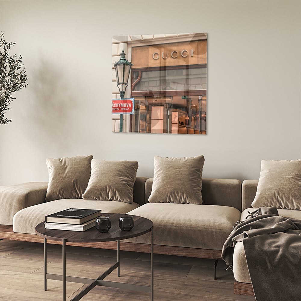 Glazen schilderij met Gucci etalage en vintage lantaarn, perfect voor wanddecoratie.