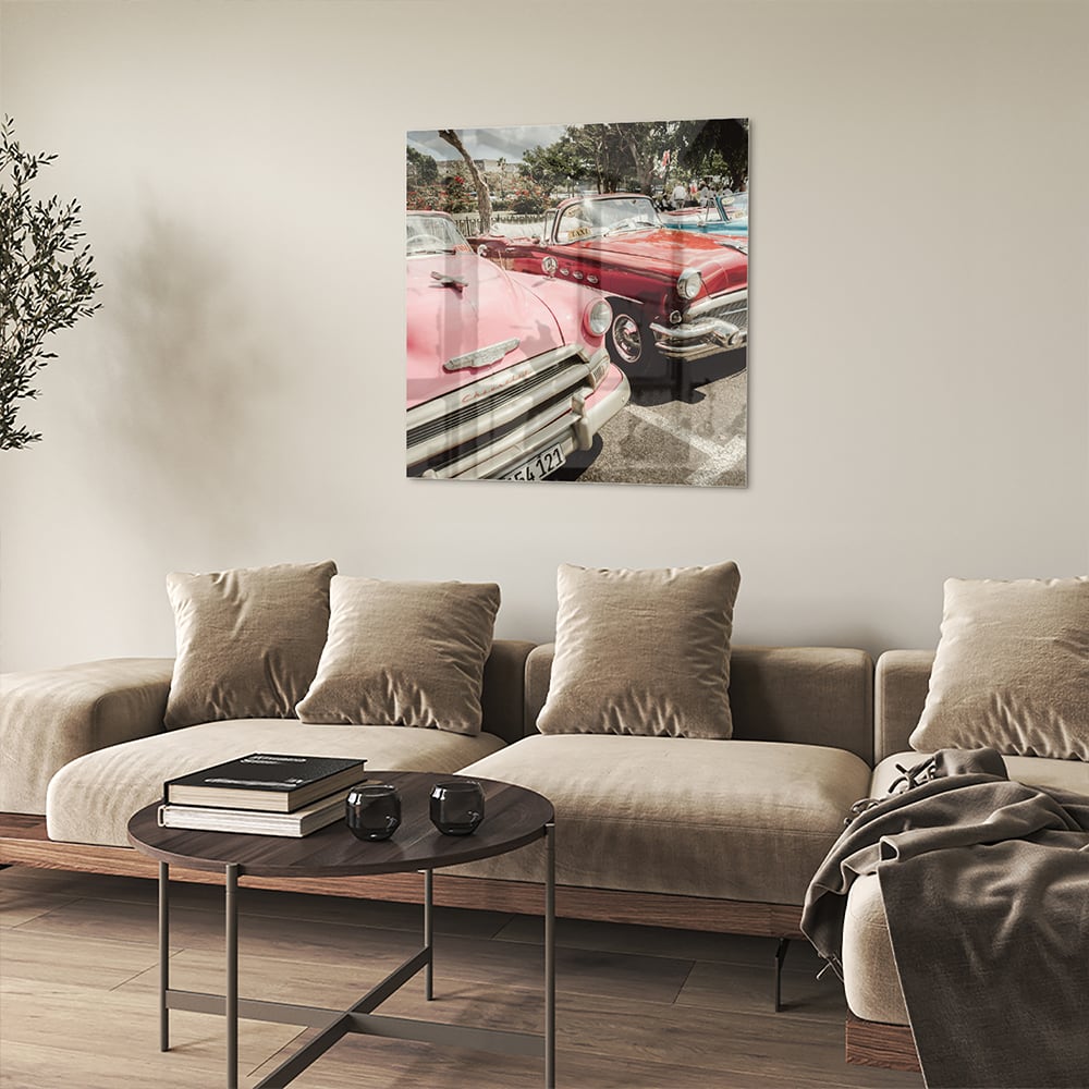 Glazen schilderij met retro auto's in roze, rood en blauw, perfect voor moderne interieurs.