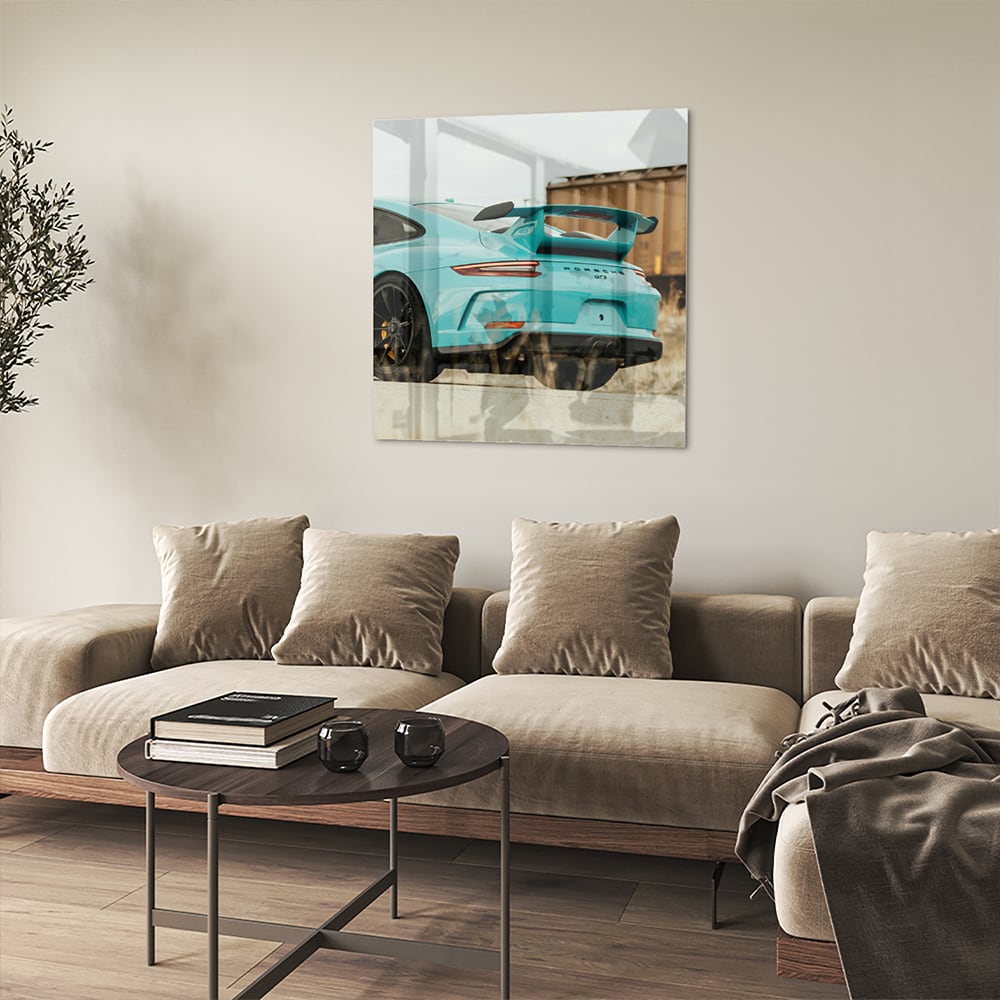 Glazen schilderij van een turquoise sportauto aan de muur in een moderne woonkamer