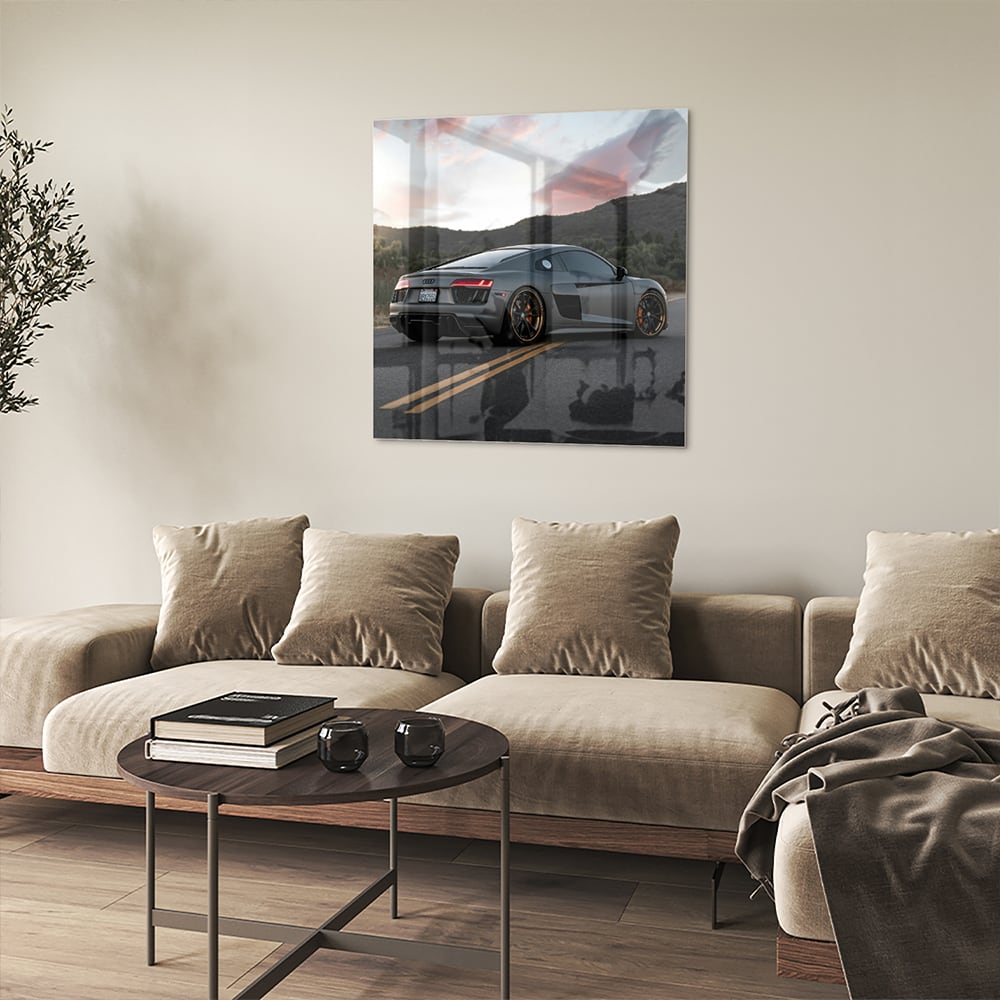 Glazen schilderij van een sportwagen afgebeeld in de natuur met bergen op de achtergrond.