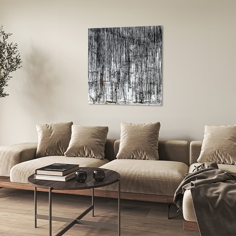 Minimalistisch glazen schilderij met een boslandschap, perfect voor moderne interieurs.