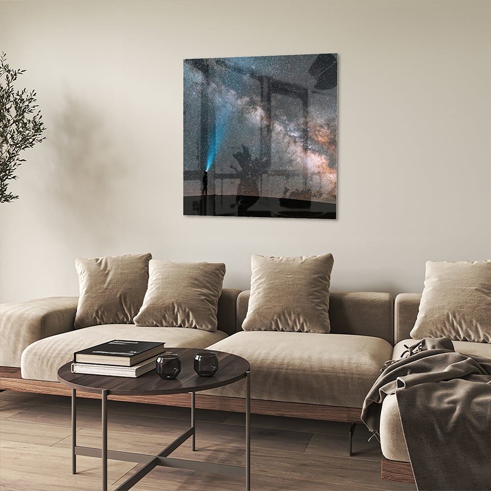 Glazen schilderij van een sterrenhemel met een lichtstraal.