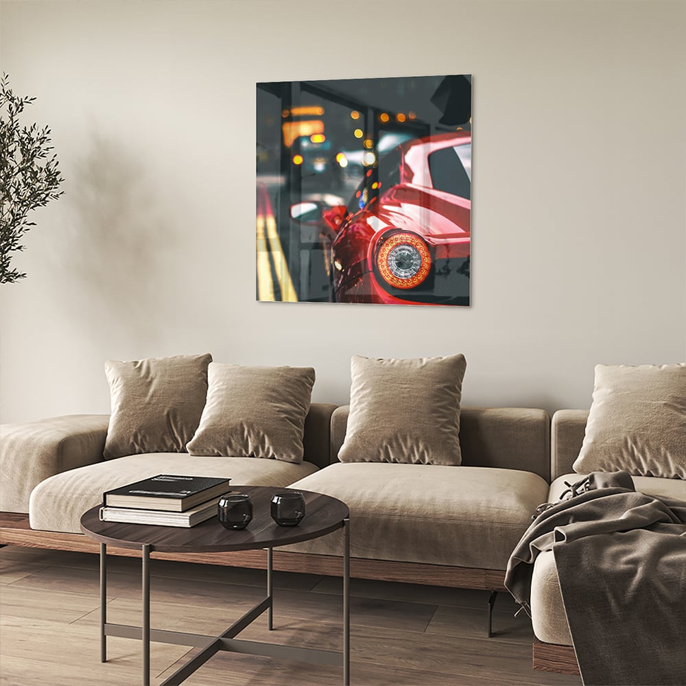 Glazen schilderij van een rode auto in een stedelijke omgeving