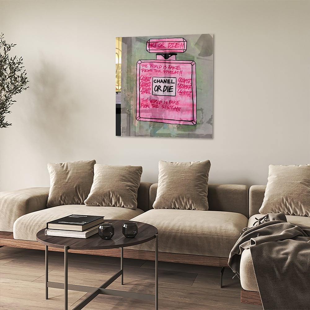 Glazen schilderij met de tekst 'Chanel or Die' in felle kleuren aan de muur.