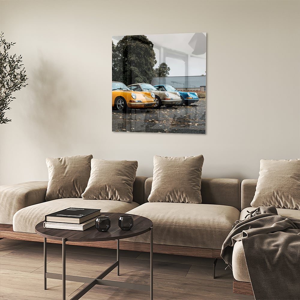 Glazen schilderij van een gele auto in een moderne woonkamer
