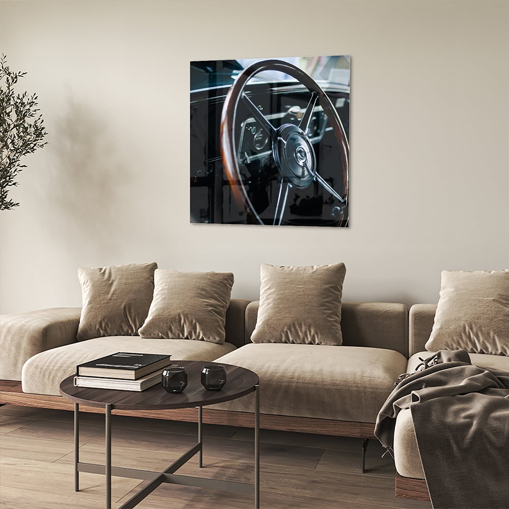 Glazen schilderij van een vintage autostuur aan de muur