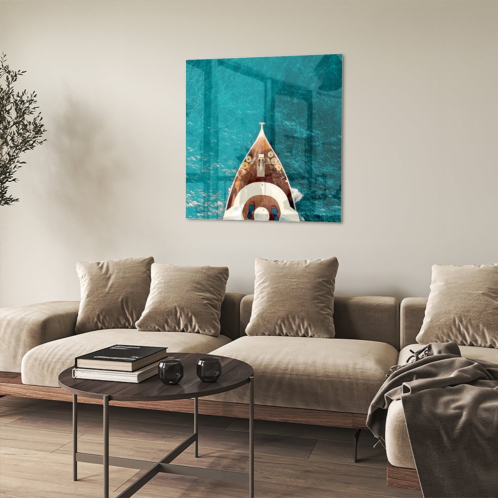 Glazen schilderij van een boot die boven helder turquoise water ligt.