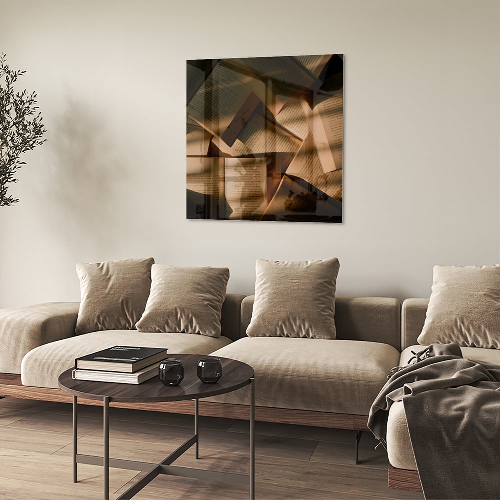 Glazen schilderij met abstracte vormen in moderne woonkamer