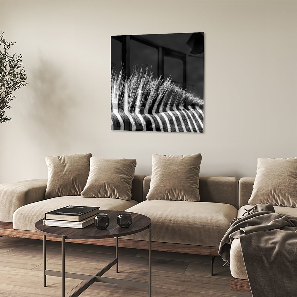 Een modern zwart-wit glazen schilderij met naadloze lijnen aan de muur.