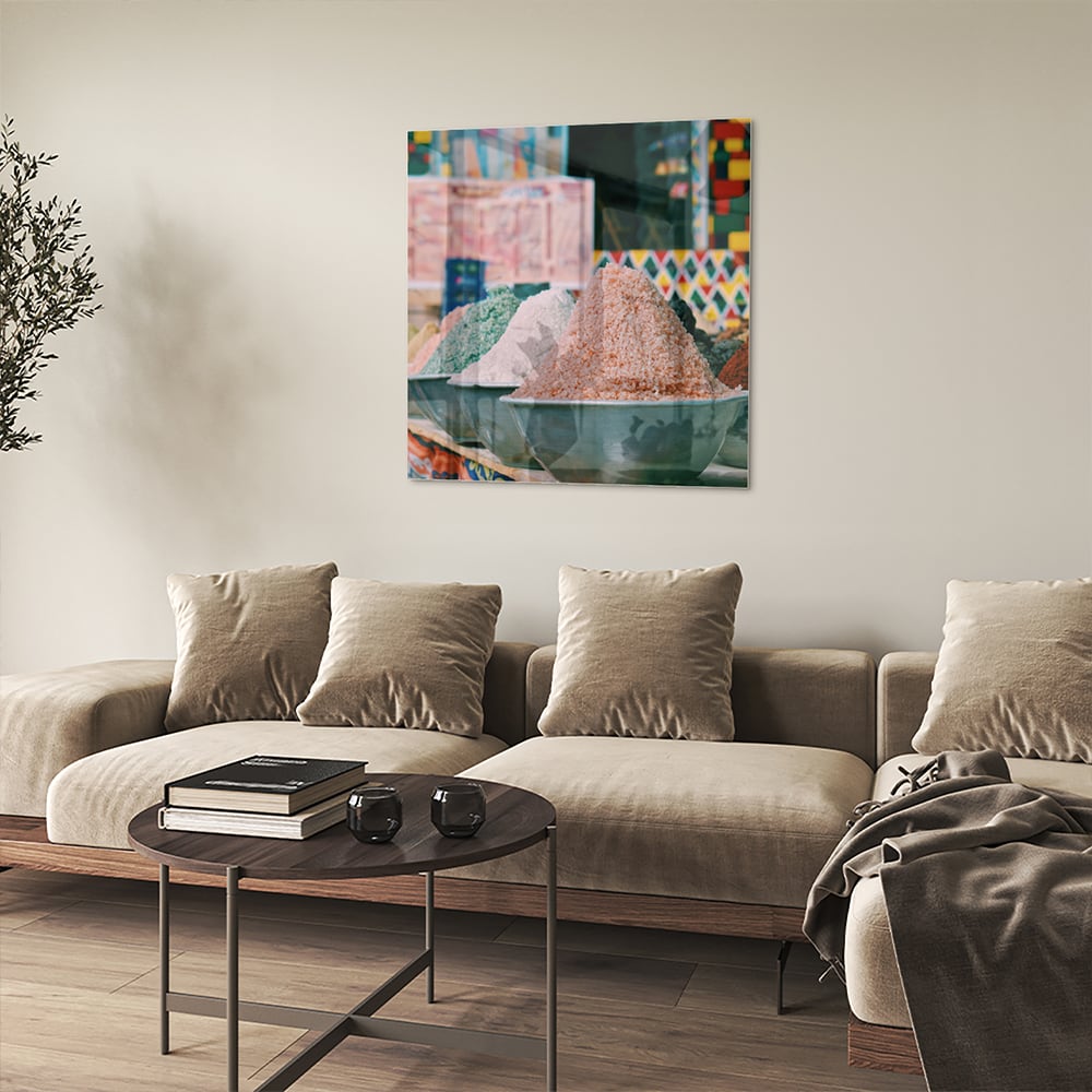 Kleurrijk glazen schilderij met verschillende specerijen in schalen