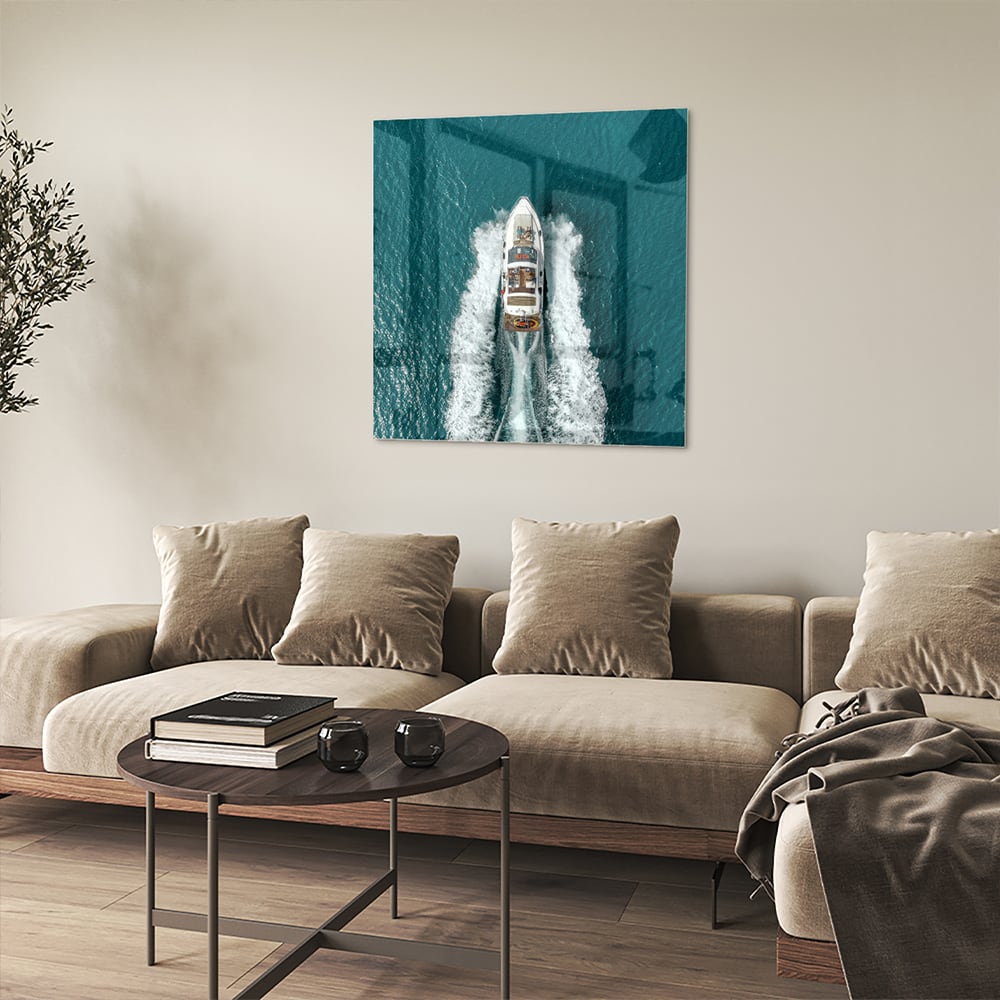 Glazen schilderij van een boot die door turquoise water vaart.
