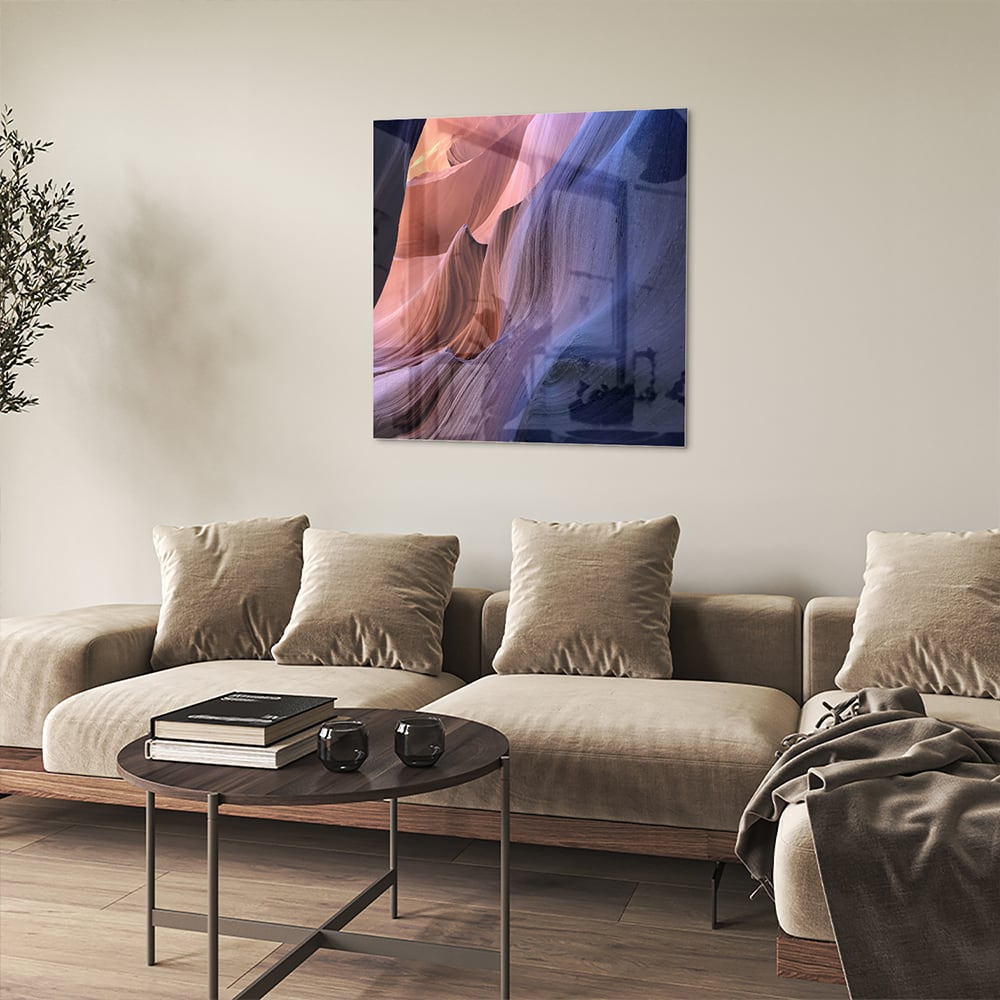 Abstract glazen schilderij met warme kleuren aan de muur