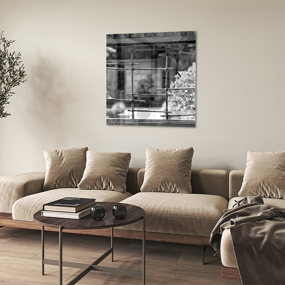 Glazen schilderij met chique raamuitzicht in een moderne woonkamer