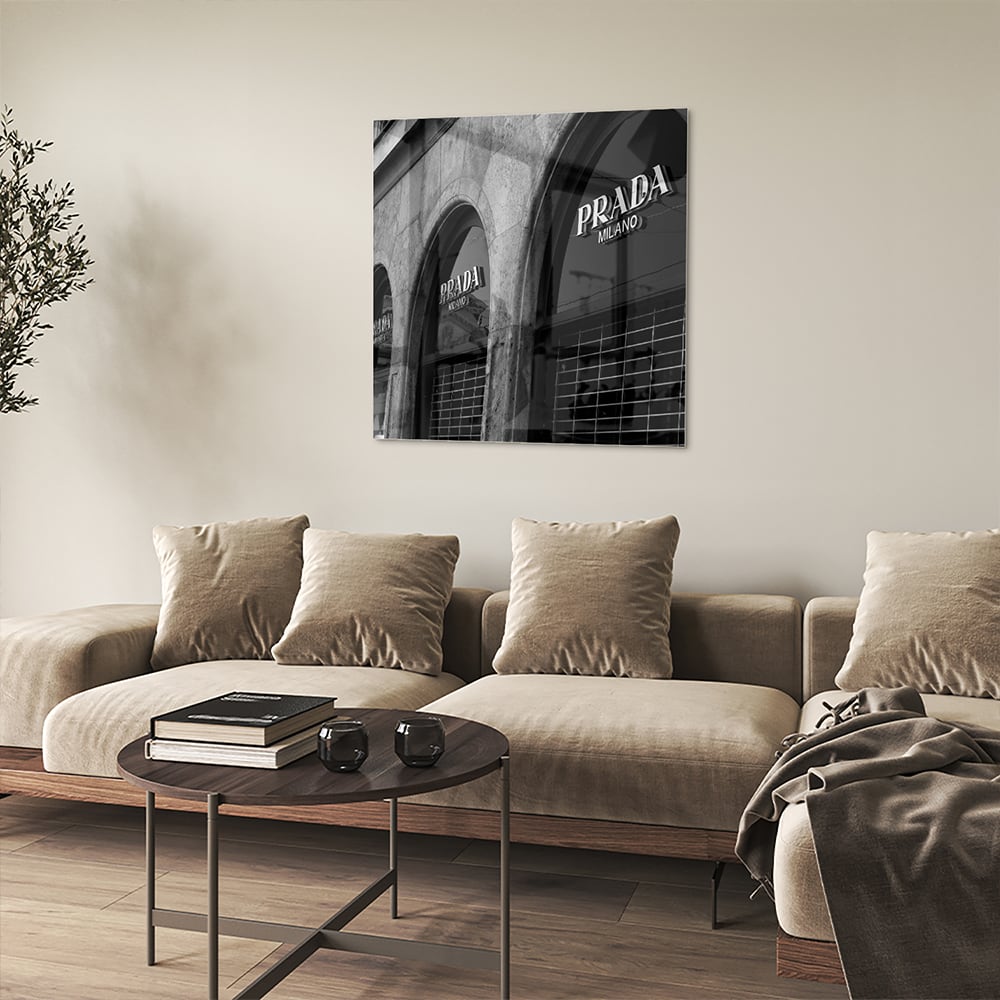 Glazen schilderij van een Prada etalage in zwart-wit, geschikt voor moderne interieurs.