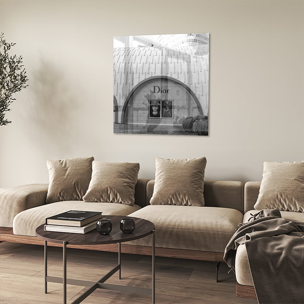 Glazen schilderij van de Dior etalage in zwart-wit, perfect voor interieurdecoratie