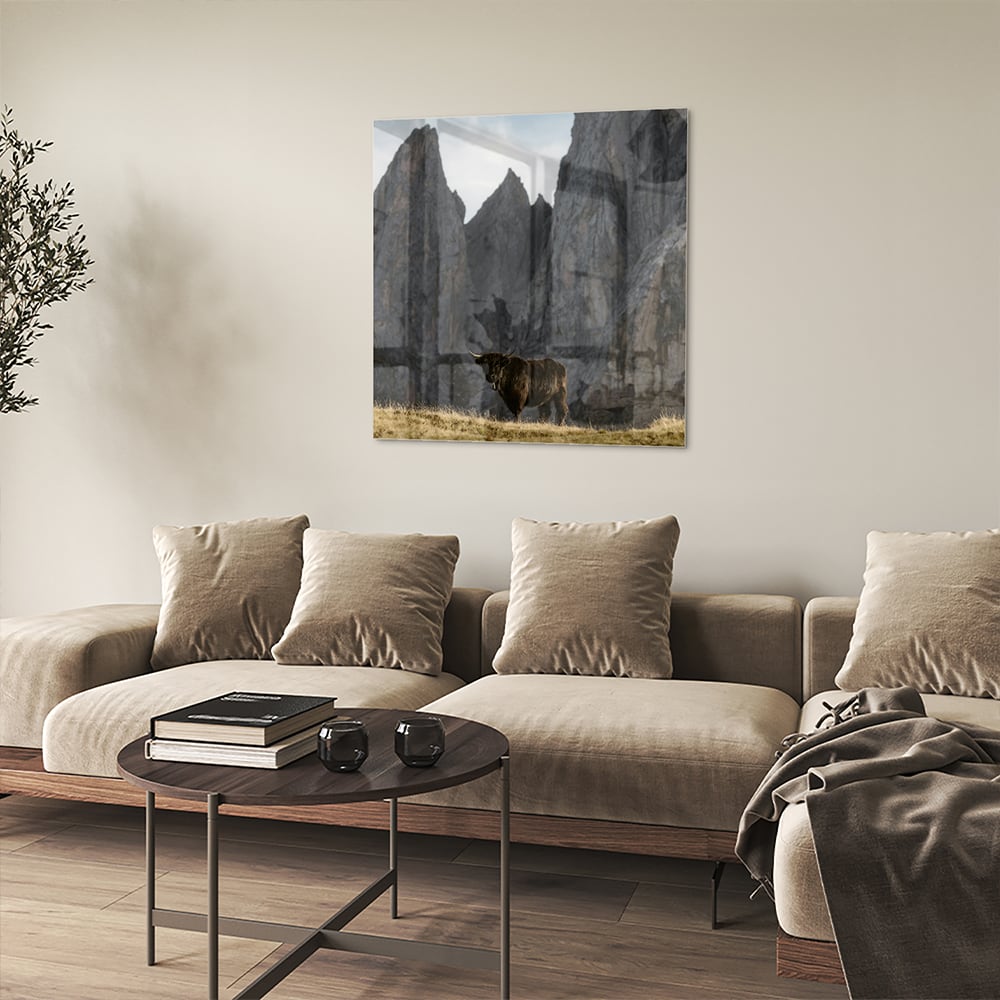 Glas schilderij van bergen met een koe in een groene wei.