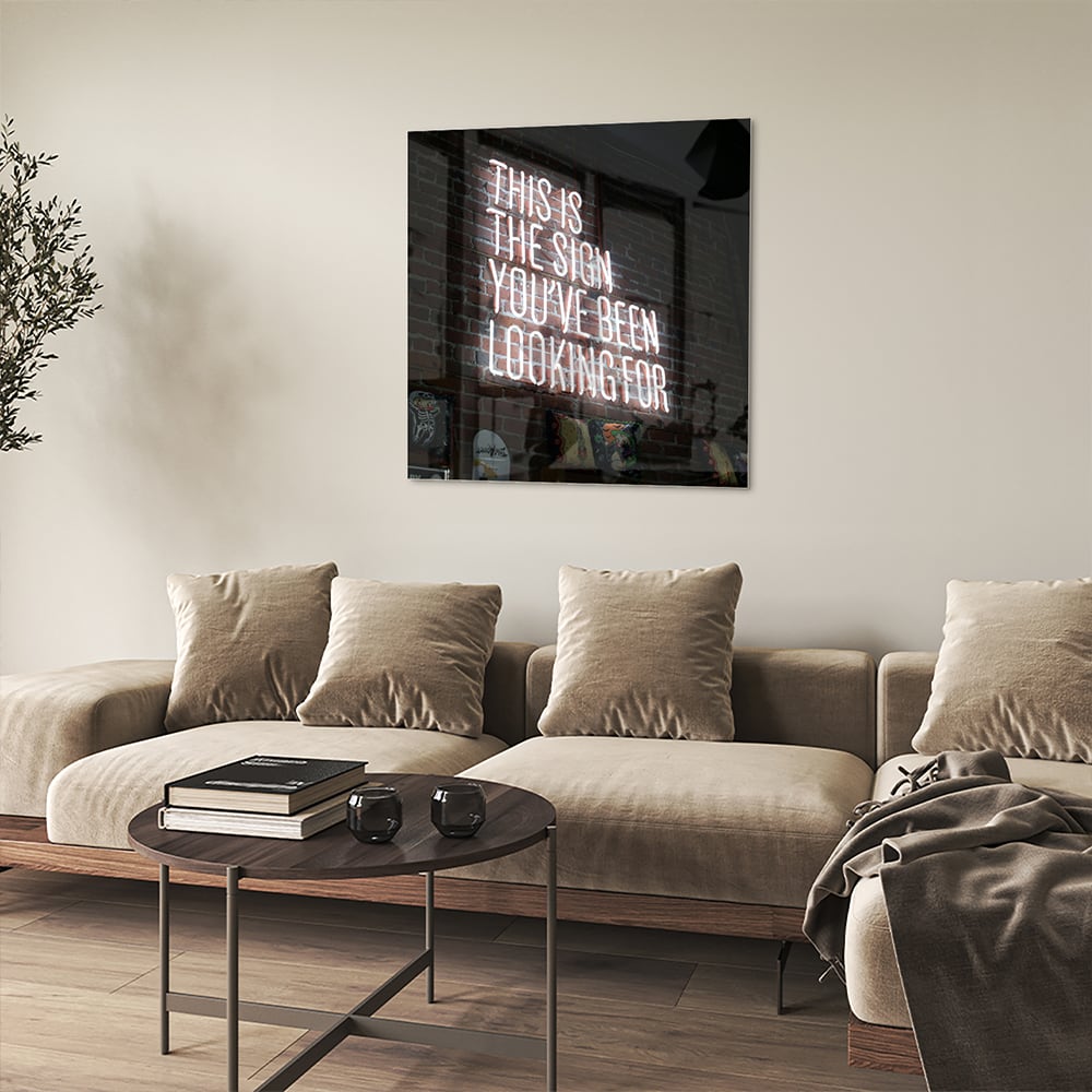Glazen schilderij met inspirerende tekst in een modern interieur.