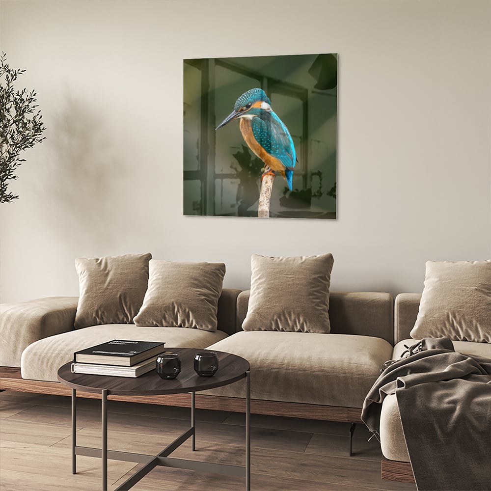 Een glazen schilderij van een ijsvogel die op een tak zit, kleurrijk en gedetailleerd.