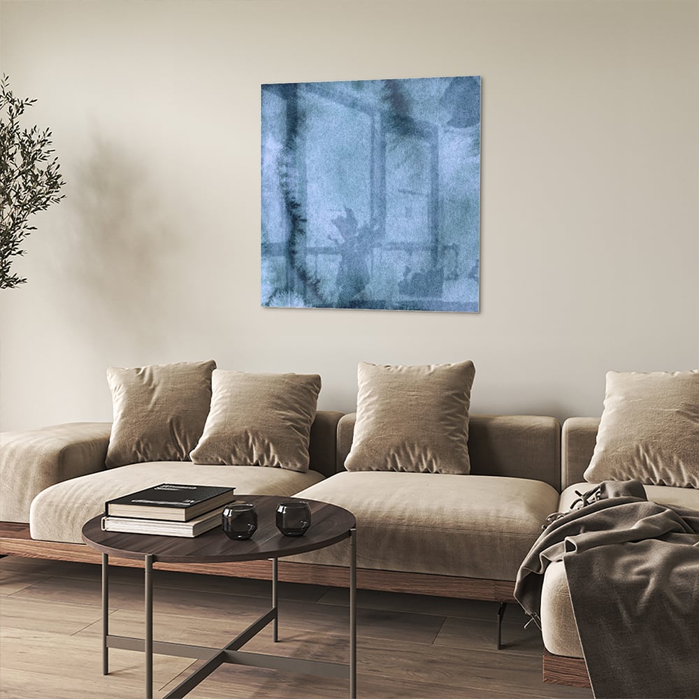 Blauw glazen schilderij aan de muur boven een houten kast in een elegant interieur.