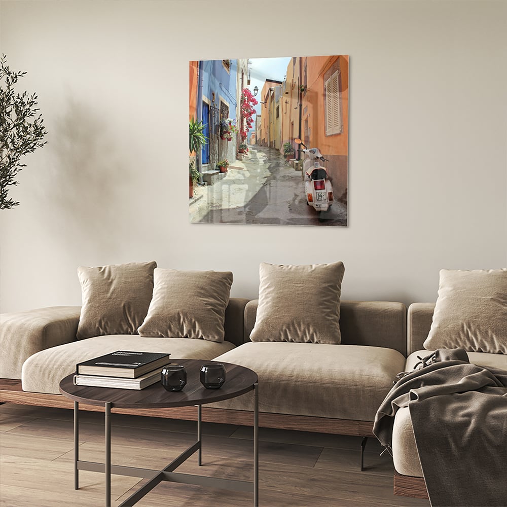 Glazen schilderij van een kleurrijke straat met een Vespa en bloeiende planten.