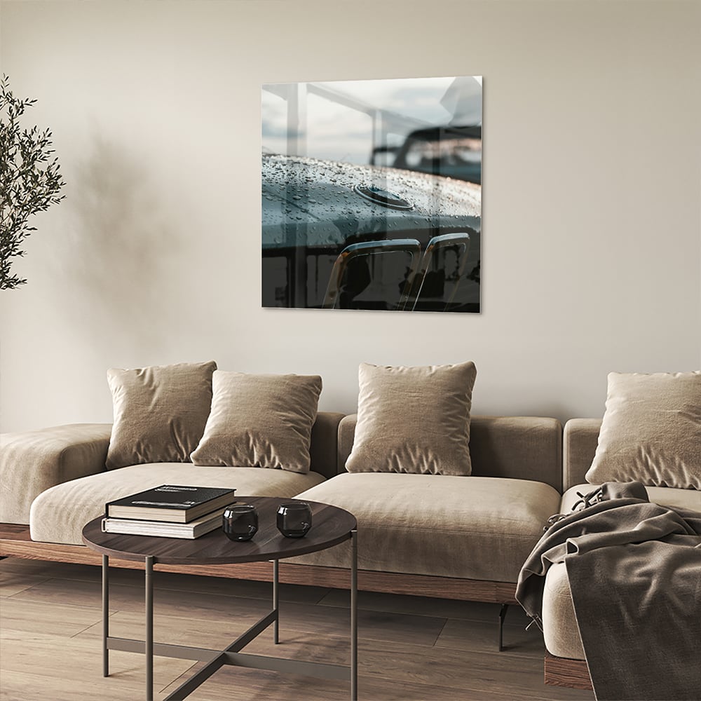 Glazen schilderij van een natte autoruit in een modern interieur