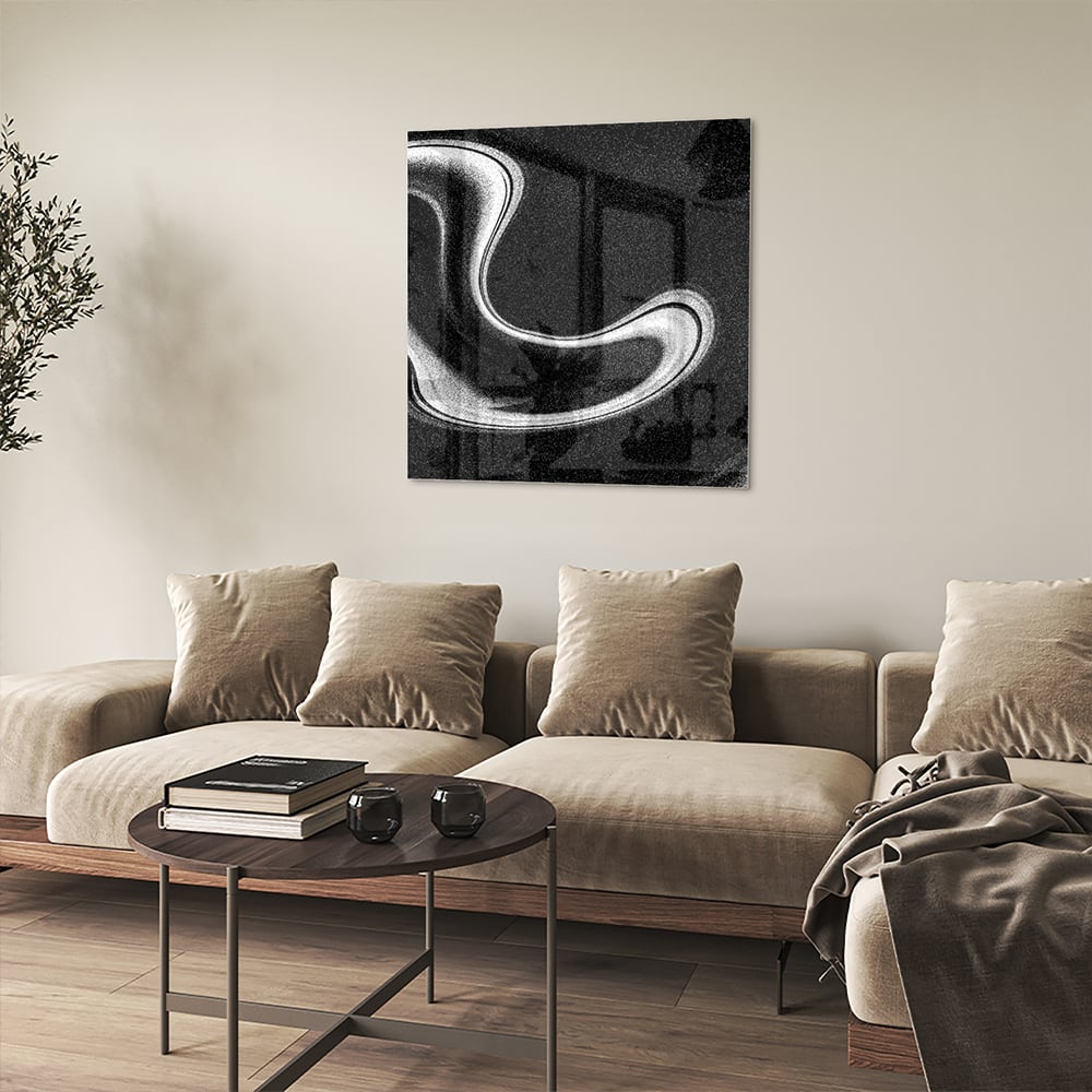 Zwart-wit glazen schilderij met abstracte golven, geschikt voor moderne interieurs.