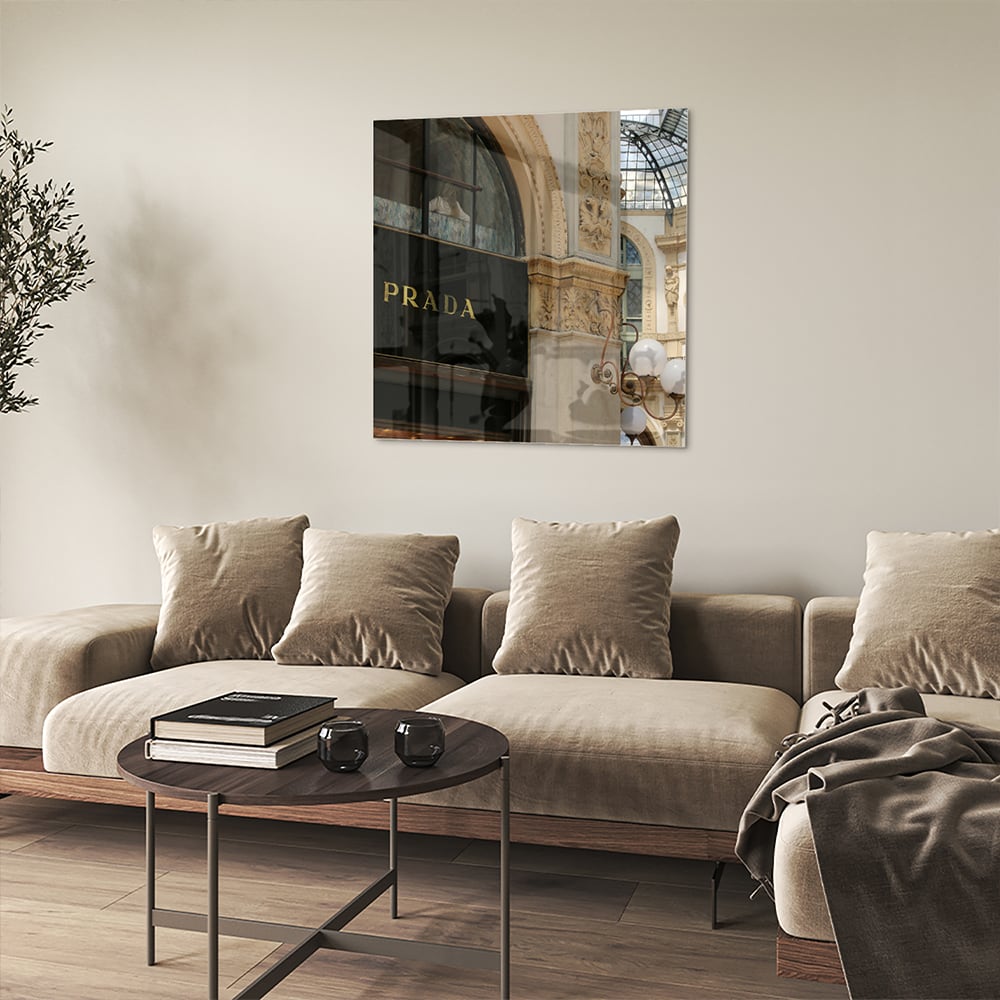 Glazen schilderij van een luxe boetiek met elegante details