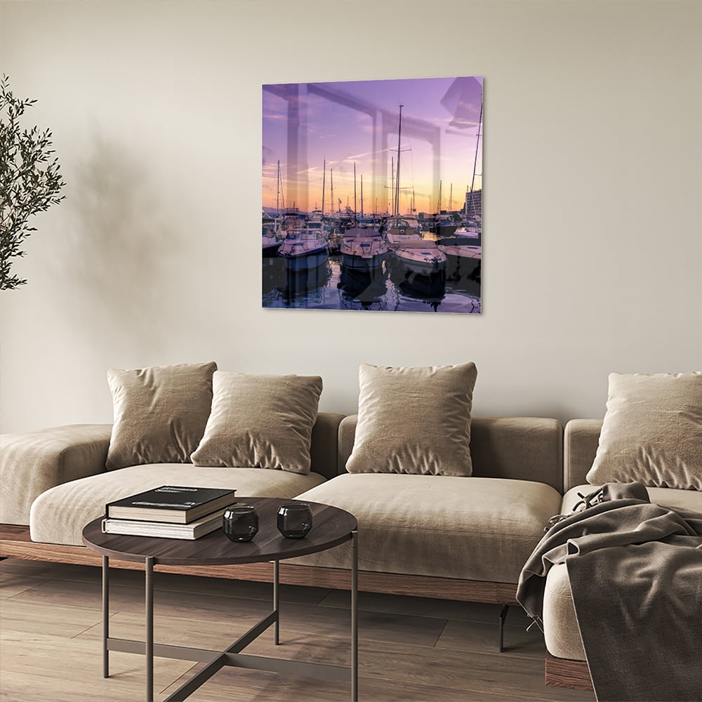 Glazen schilderij van een zonsondergang bij de haven met boten