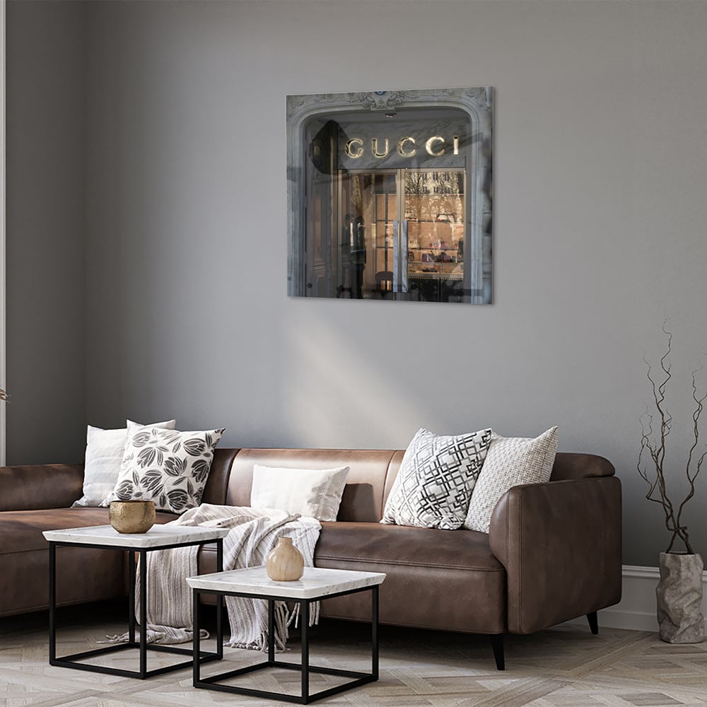 Elegant glazen schilderij van de Gucci etalage in een modern interieur.